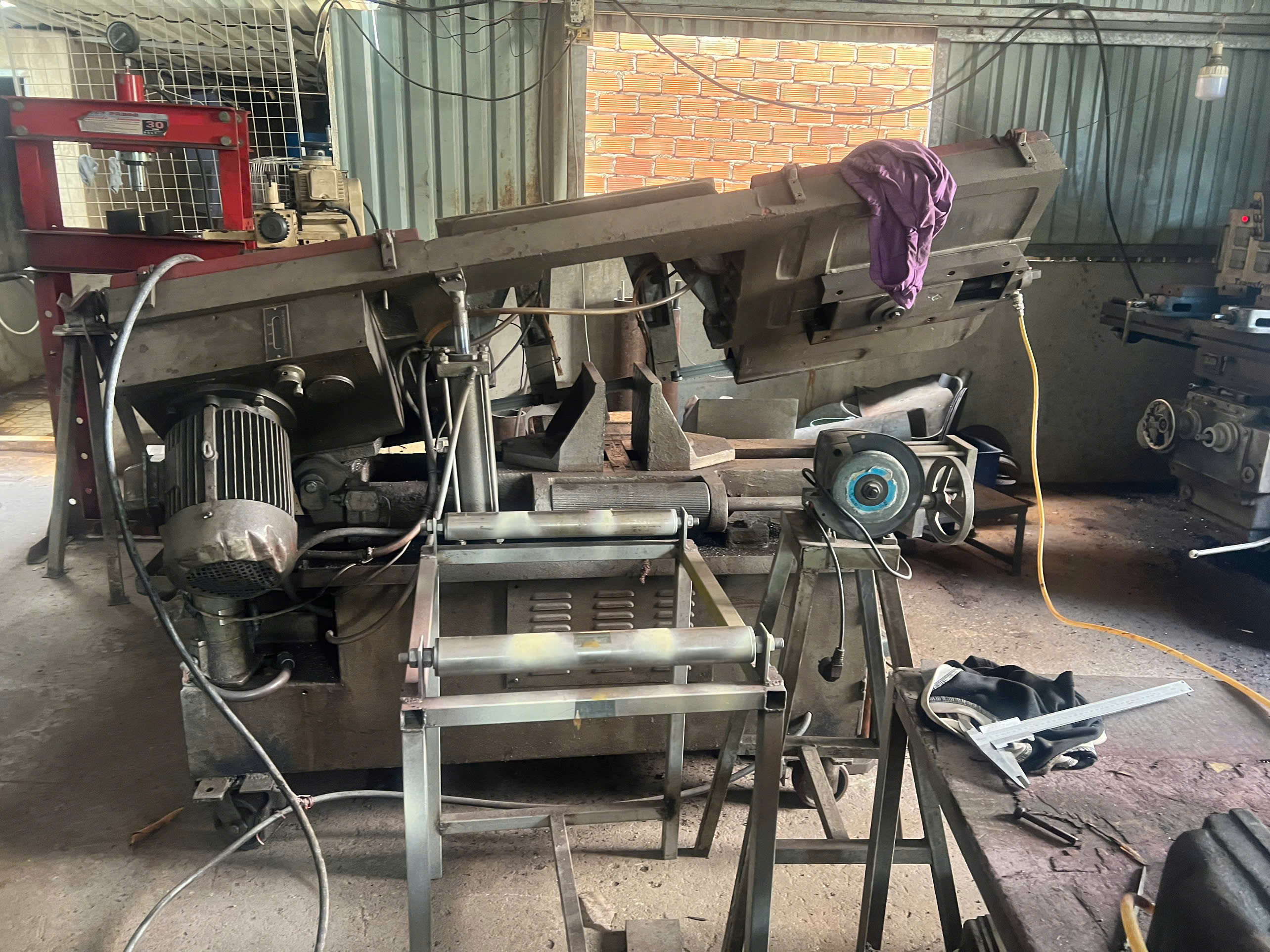 Horizontal band saw machine